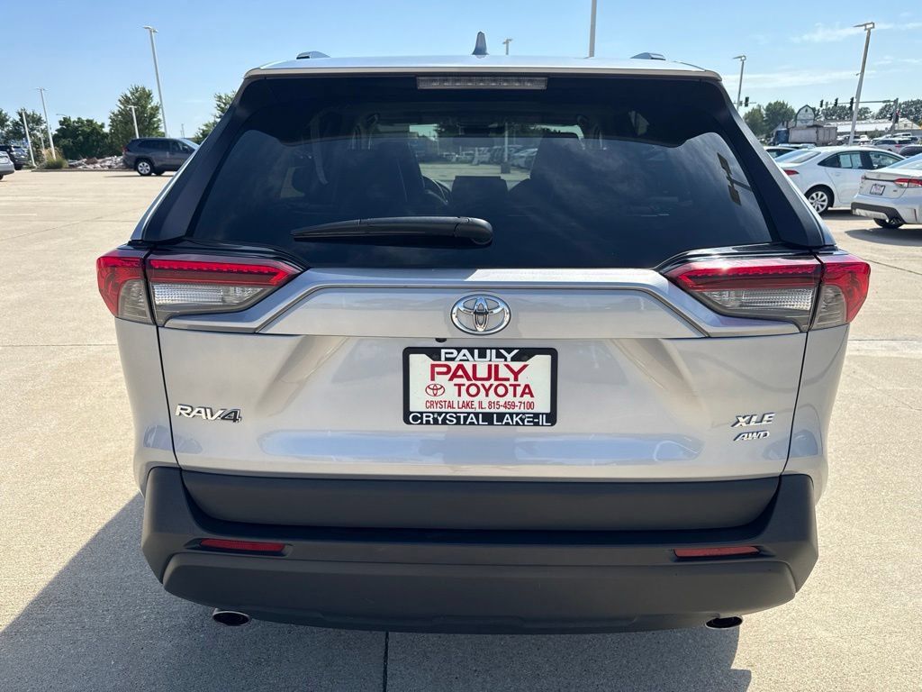 Used 2019 Toyota RAV4 XLE Premium AWD/4WD image 4