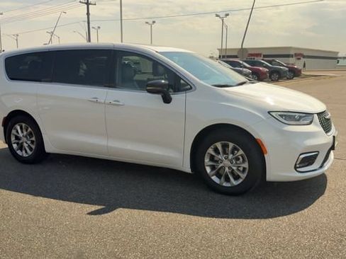 Used 2026 Chrysler Pacifica Limited FWD image 2