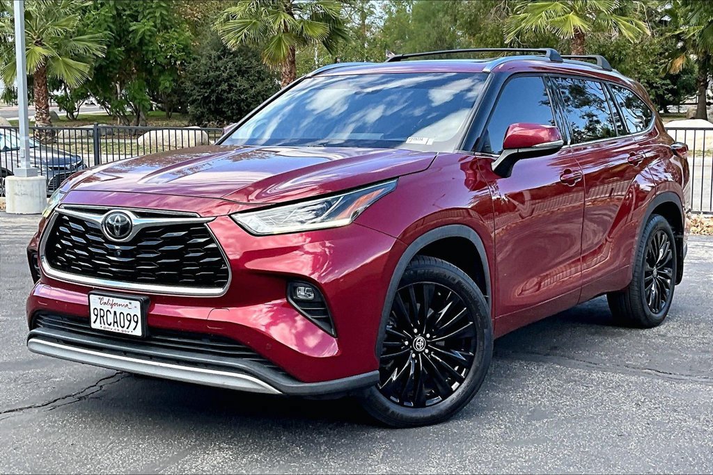 Used 2020 Toyota Highlander Platinum FWD image 2