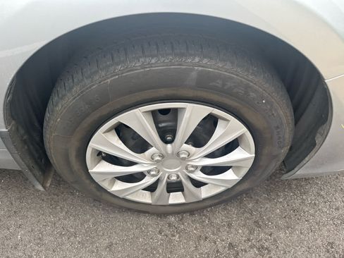 Used 2015 Toyota Camry LE FWD image 2