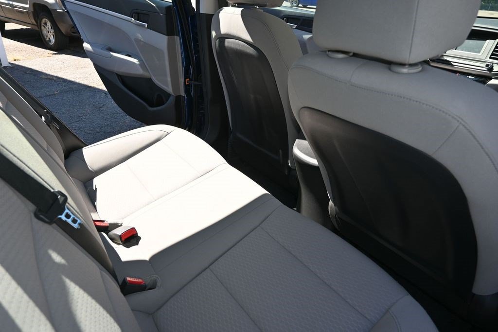Used 2020 Hyundai Elantra SE FWD image 17
