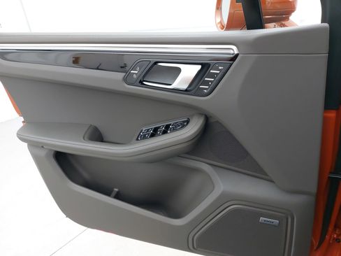 Used 2025 Porsche Macan image 28