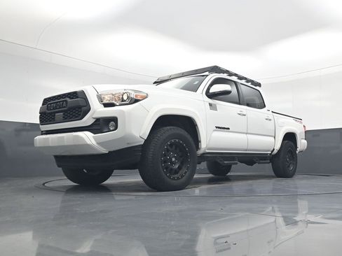 Used 2018 Toyota Tacoma TRD Sport image 23