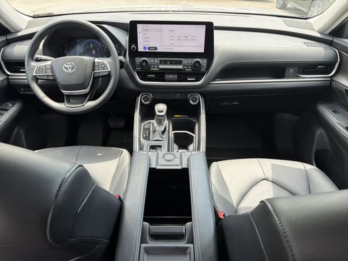 Certified 2025 Toyota Grand Highlander FWD image 4