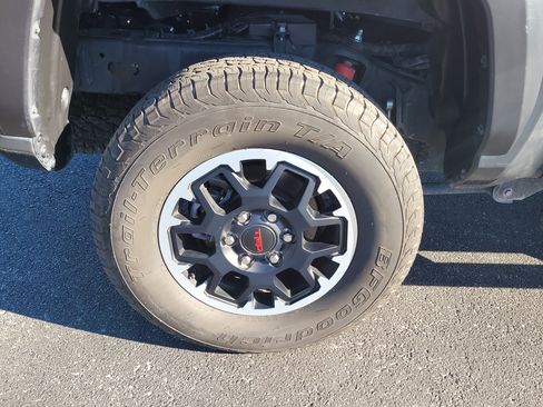 Certified 2025 Toyota Tacoma TRD Off-Road image 8