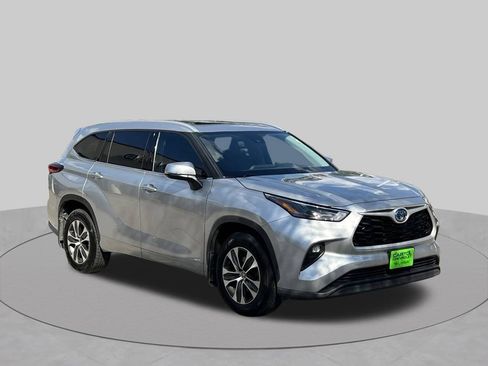 Used 2022 Toyota Highlander XLE AWD/4WD image 8