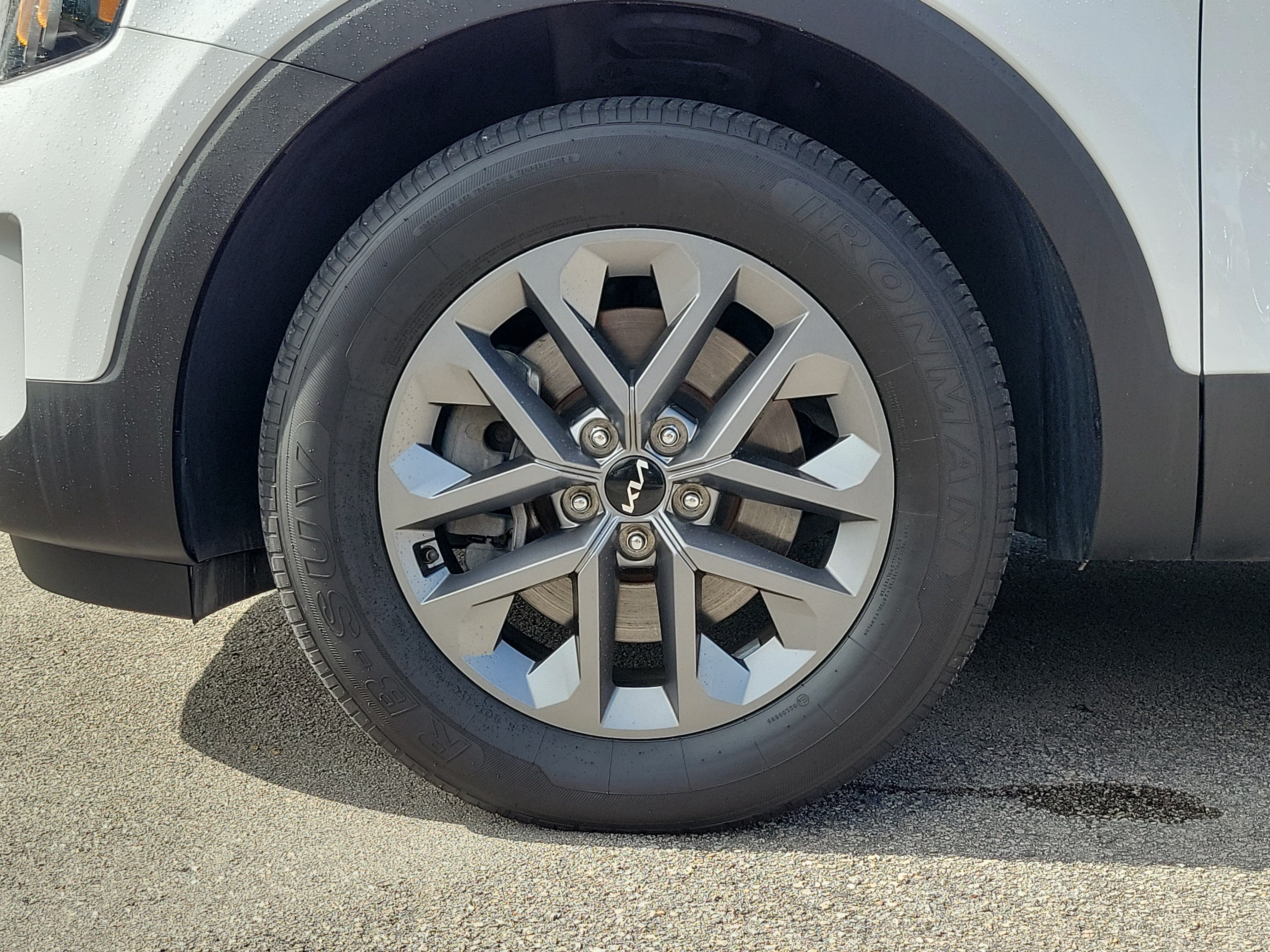 Used 2024 Kia Telluride LX FWD image 6