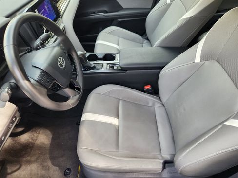 Used 2025 Toyota Camry SE image 13