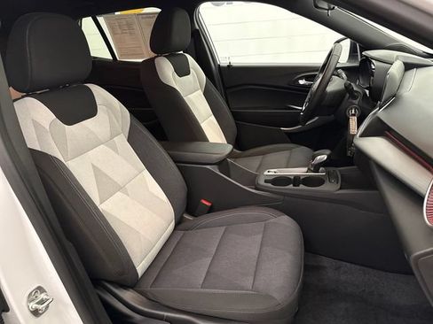 Used 2024 Chevrolet Trax RS w/ Driver Confidence Package FWD image 28