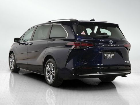 Used 2023 Toyota Sienna Platinum image 3