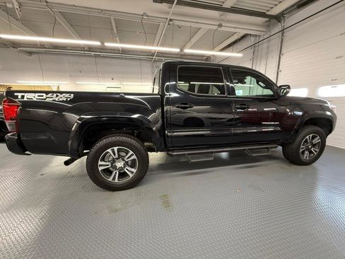 Used 2018 Toyota Tacoma TRD Sport image 7