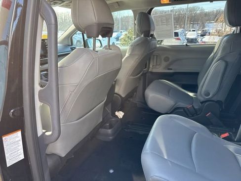 Used 2024 Toyota Sienna XLE image 23