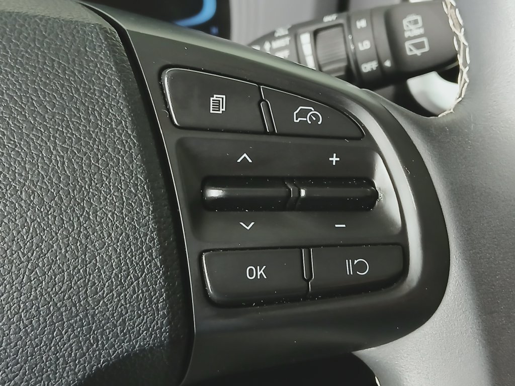 Used 2024 Hyundai Venue Limited FWD image 29