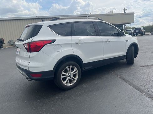 Used 2019 Ford Escape SE image 3