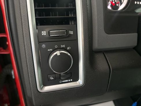 Used 2019 RAM 1500 Classic SLT AWD/4WD image 16