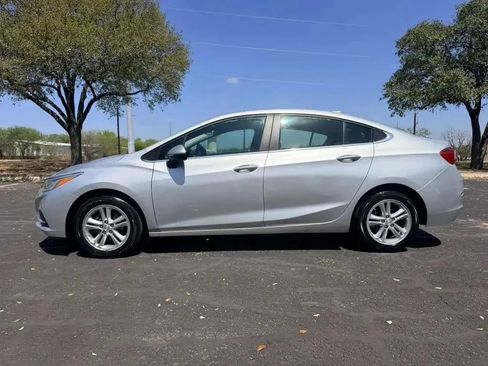 Used 2017 Chevrolet Cruze LT FWD image 2