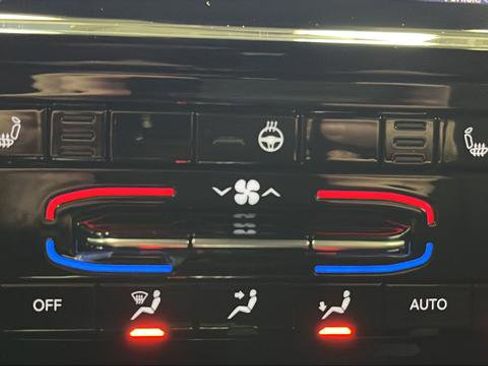 Used 2024 Jeep Grand Cherokee Limited w/ Black Appearance Package image 36