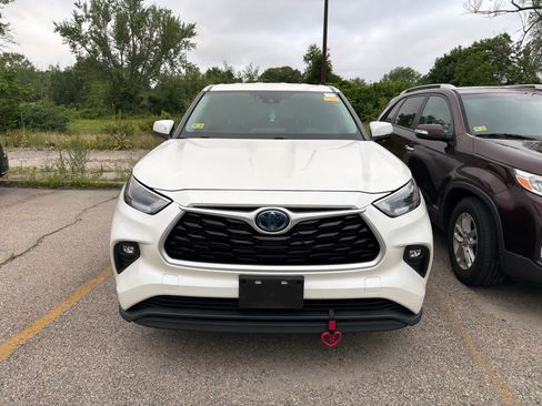 Used 2021 Toyota Highlander LE AWD/4WD image 2