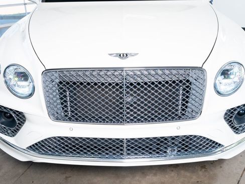 Used 2021 Bentley Bentayga Plug-In Hybrid image 15
