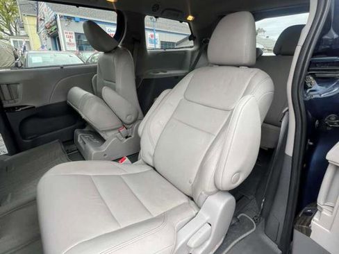 Used 2020 Toyota Sienna XLE w/ XLE Navigation Package image 17