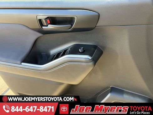 Used 2025 Toyota Highlander LE image 26