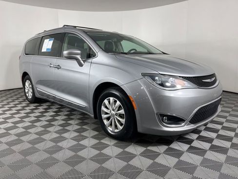 Used 2019 Chrysler Pacifica Touring-L FWD image 2