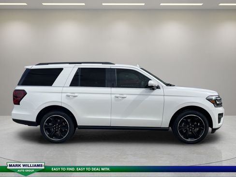 Used 2024 Ford Expedition Limited AWD/4WD image 3