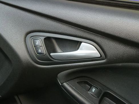 Used 2017 Ford Focus SE FWD image 9