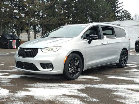 New 2026 Chrysler Pacifica Limited w/ Uconnect Theater Family Group image 11