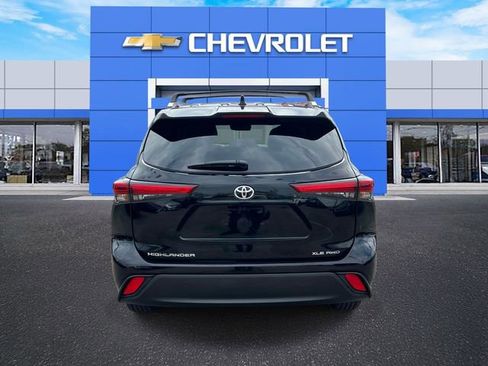 Used 2023 Toyota Highlander XLE AWD/4WD image 4