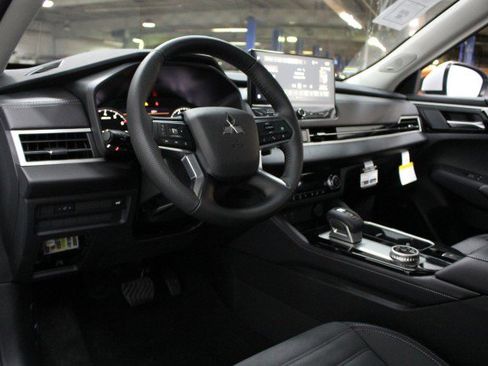 New 2025 Mitsubishi Outlander SE image 5