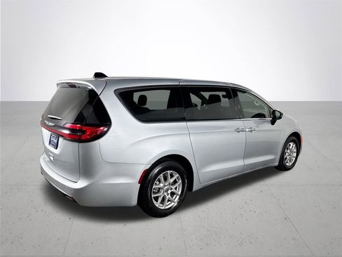 Used 2024 Chrysler Pacifica Touring-L image 6