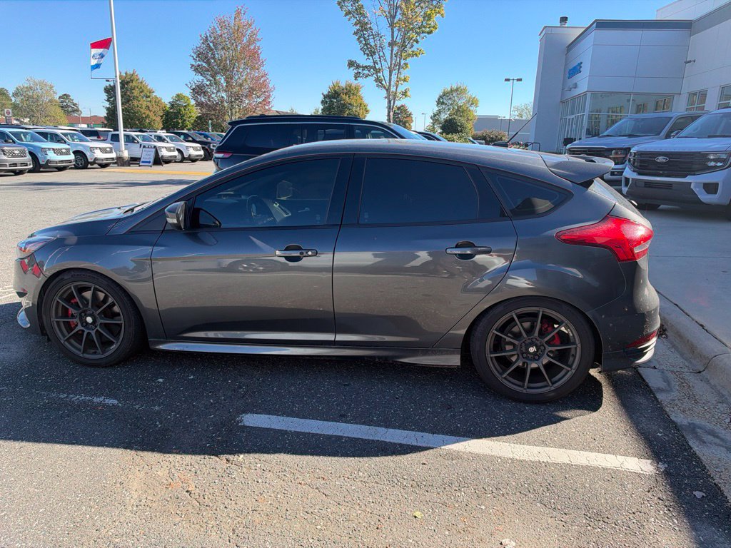 Used 2017 Ford Focus ST w/ Equipment Group 402A FWD image 10