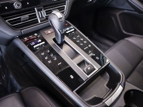 Used 2026 Porsche Macan AWD/4WD image 18