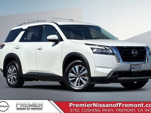 Certified 2023 Nissan Pathfinder SL FWD image 1