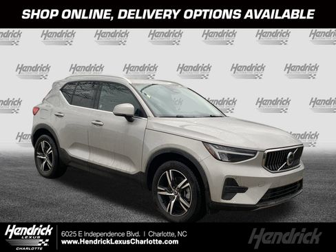 Used 2025 Volvo XC40 B5 Core image 1