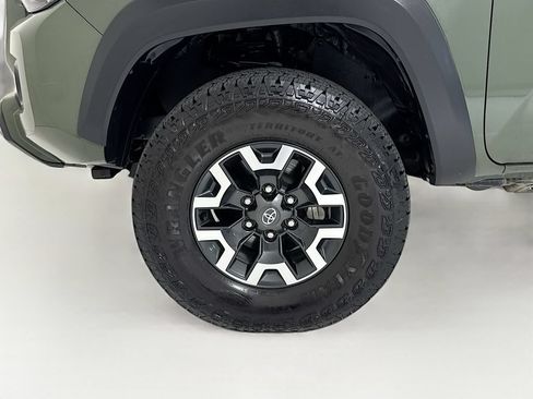 Used 2022 Toyota Tacoma TRD Off-Road w/ Technology Package AWD/4WD image 32