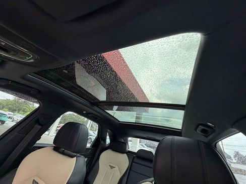 Used 2021 Bentley Bentayga AWD/4WD image 28