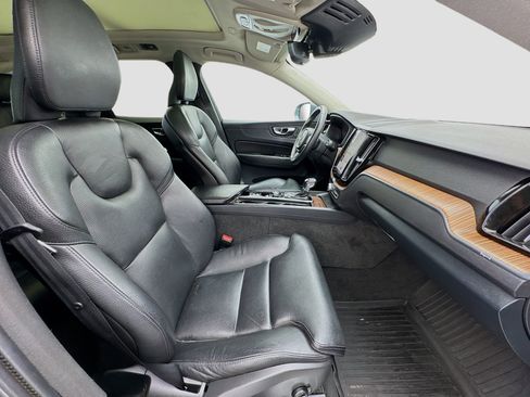 Used 2019 Volvo XC60 T5 Momentum w/ Premium Package AWD/4WD image 19