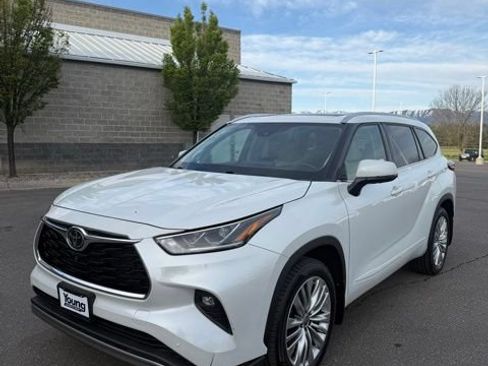 Used 2022 Toyota Highlander Platinum AWD/4WD image 2
