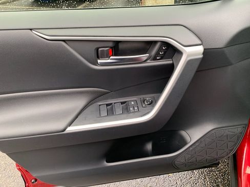 Used 2021 Toyota RAV4 XLE Premium image 11