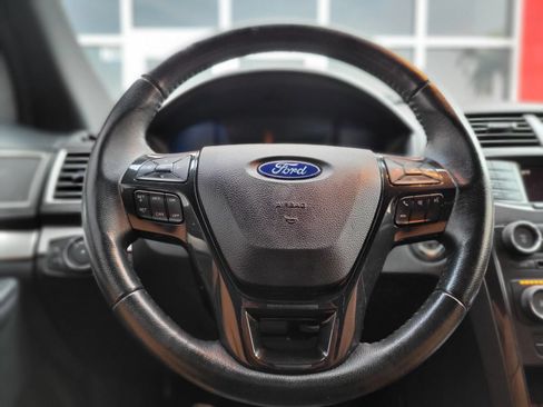 Used 2017 Ford Explorer XLT FWD image 17