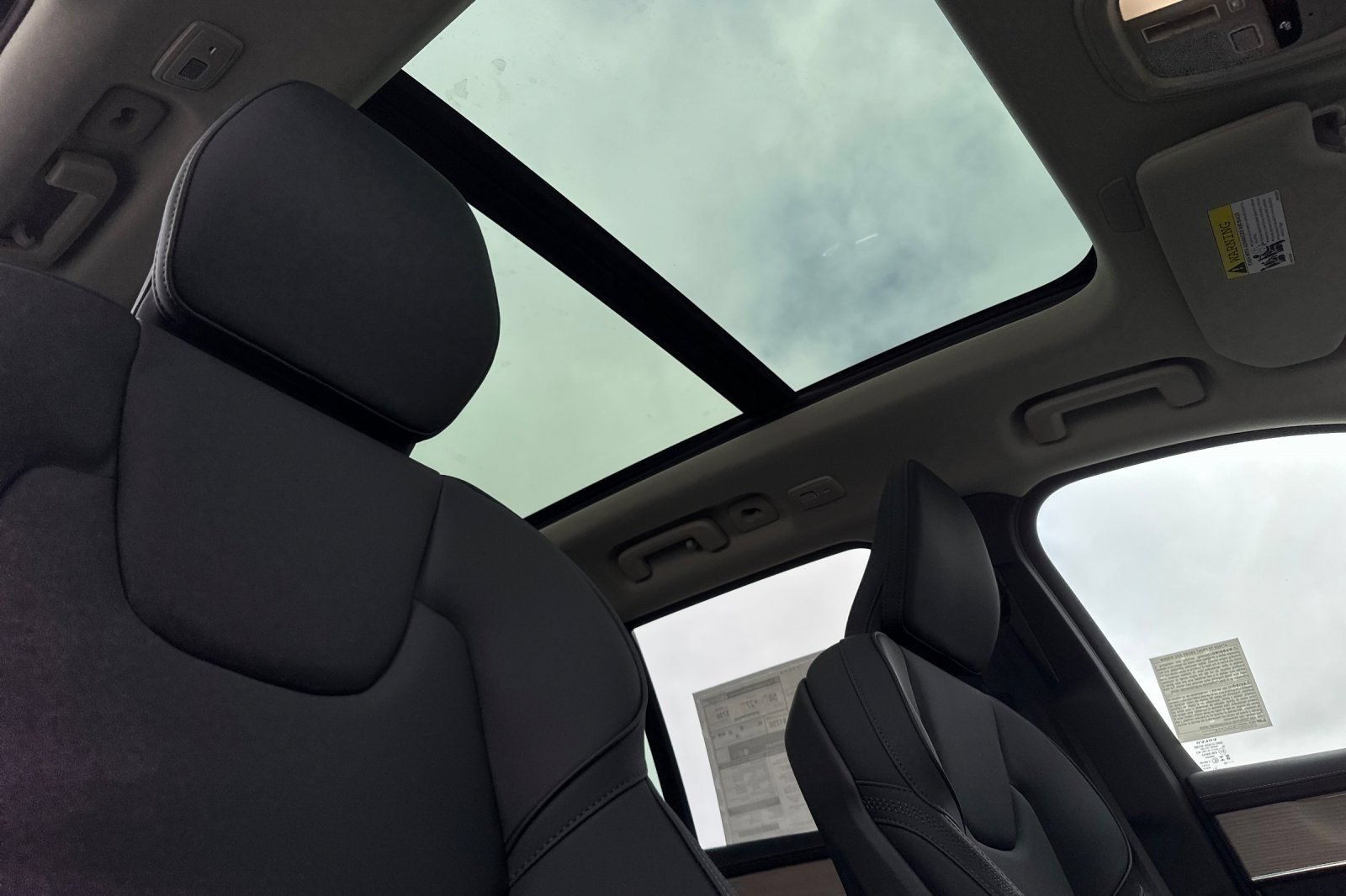 New 2025 Volvo XC90 T8 Plus w/ Protection Package Premier AWD/4WD image 18