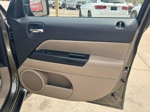 Used 2015 Jeep Patriot Latitude w/ Sun/Sound Group AWD/4WD image 16