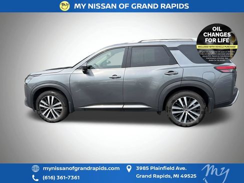 Used 2025 Nissan Pathfinder Platinum AWD/4WD image 5