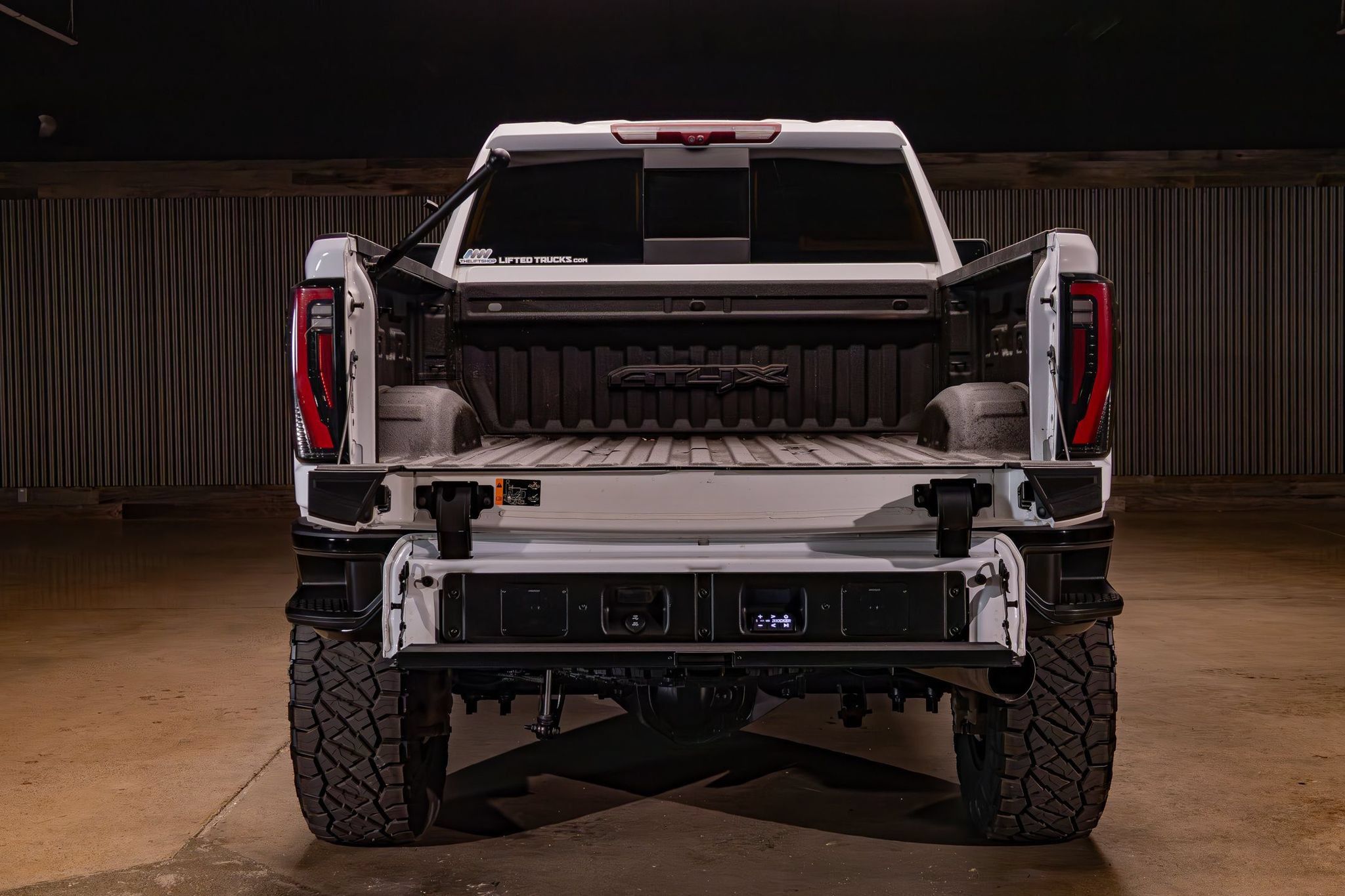 Used 2024 GMC Sierra 2500 AT4X AWD/4WD image 9