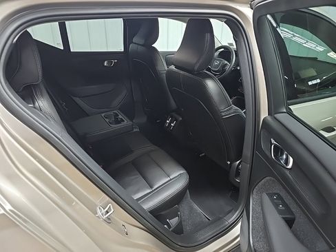 Used 2023 Volvo XC40 B5 Core image 17