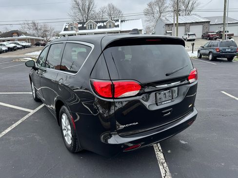 Used 2018 Chrysler Pacifica LX image 7