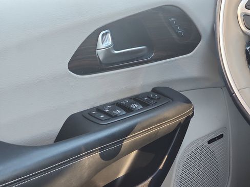 Used 2021 Chrysler Pacifica Limited w/ Uconnect Theater Family Group image 12