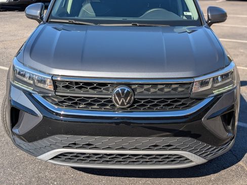 Used 2024 Volkswagen Taos SE w/ Panoramic Sunroof Package image 12